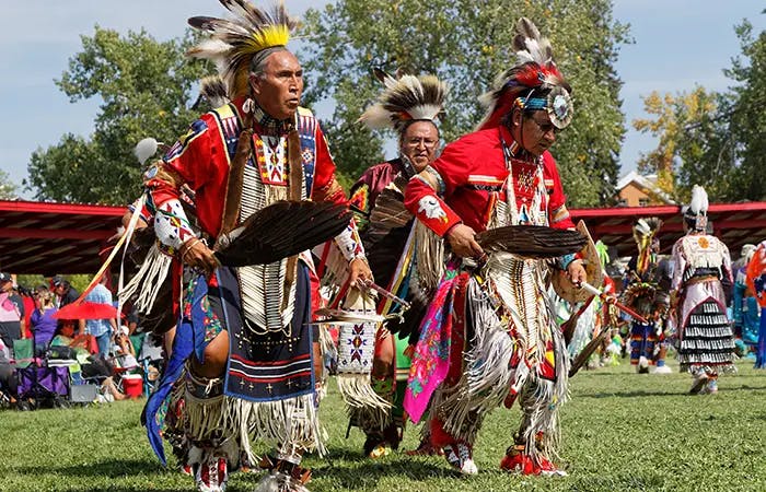 powwow-men-native-americans.jpg.webp