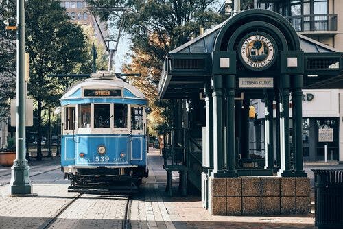 le Street Trolley bleu de Memphis