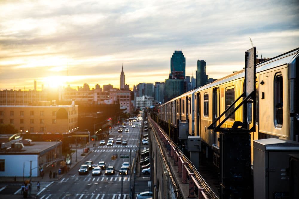 Train suspendu et vue sur Nex-York