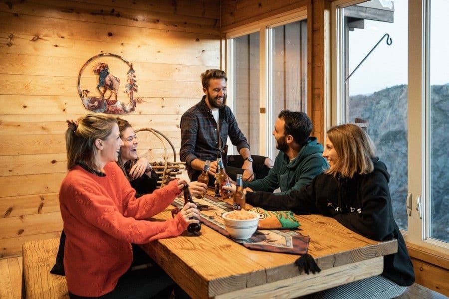 Groupe de 4 personnes dans un chalet au Colorado