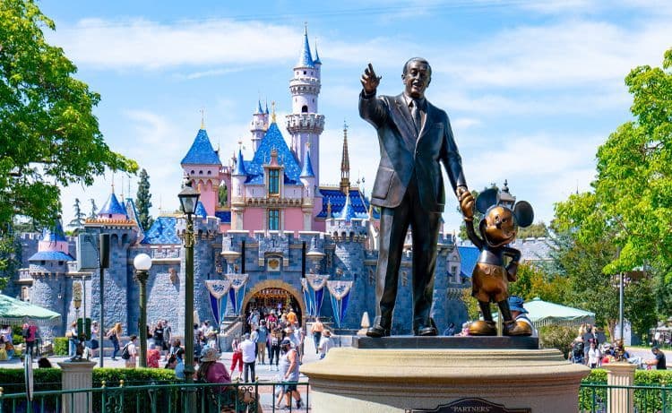 Vue sur le château du parc Disney à Orlando