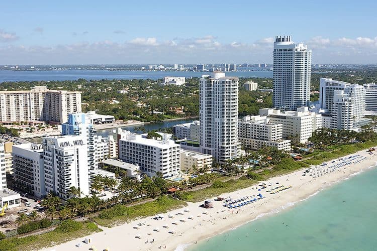 La plage et les buildings de Miami
