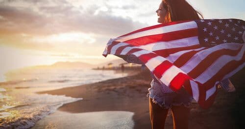 Jeune femme portant le drapeau américain
