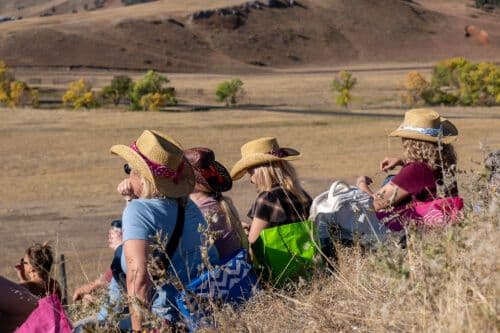 Cowgirls spectatrices au Buffalo Round Up
