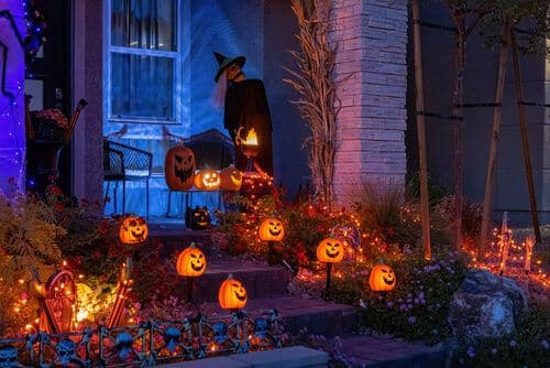 Décorations d'Halloween dans un quartier résidentiel