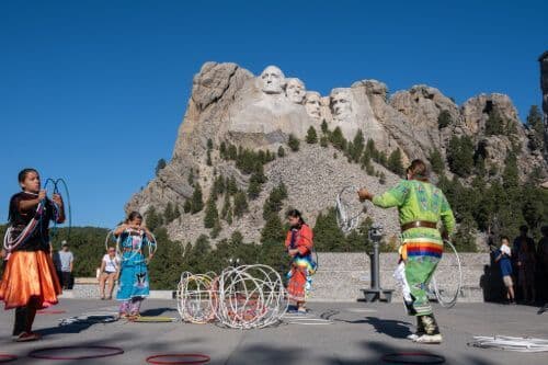 Le Mont Rushmore et une dance traditionnelle Native