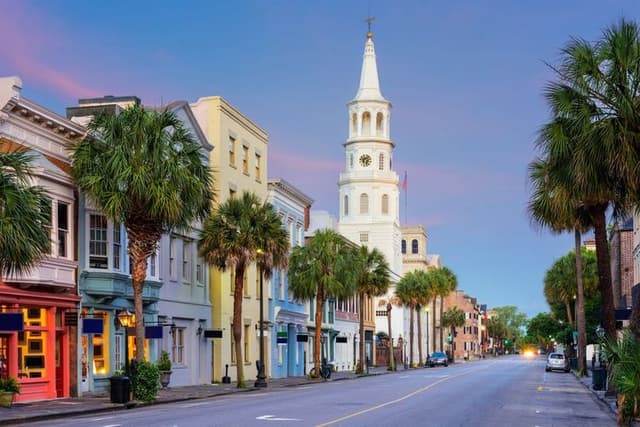 Les maisons colorées et l'église St Michael à Charleston