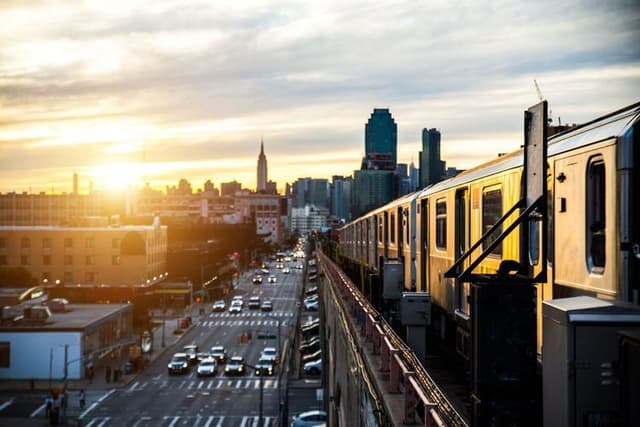 Train suspendu et vue sur Nex-York