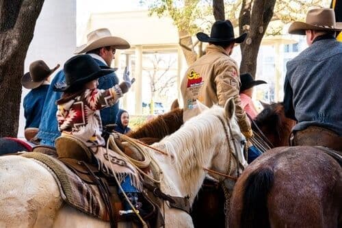 Enfant cowboy à cheval