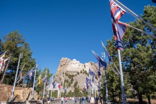 Le Mont Rushmore et son allée de drapeaux