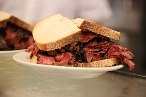 Le célèbre sandwich pastrami