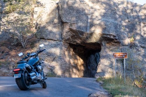 Une moto devant le Scovel Johnson Tunnel